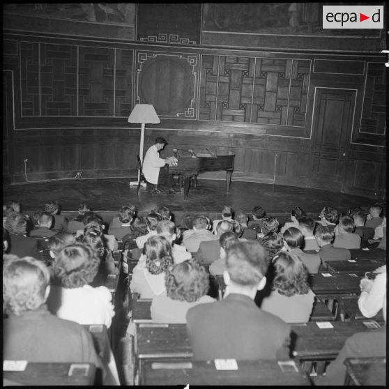 Récital de piano par Charlie Lilamand au grand amphithéâtre de l'université de Hanoï.