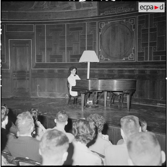 Récital de piano par Charlie Lilamand au grand amphithéâtre de l'université de Hanoï.