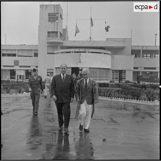 M. Adlai Stevenson à l'aéroport de Gia Lam.