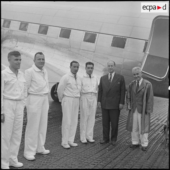 M. Adlai Stevenson à l'aéroport de Gia Lam.