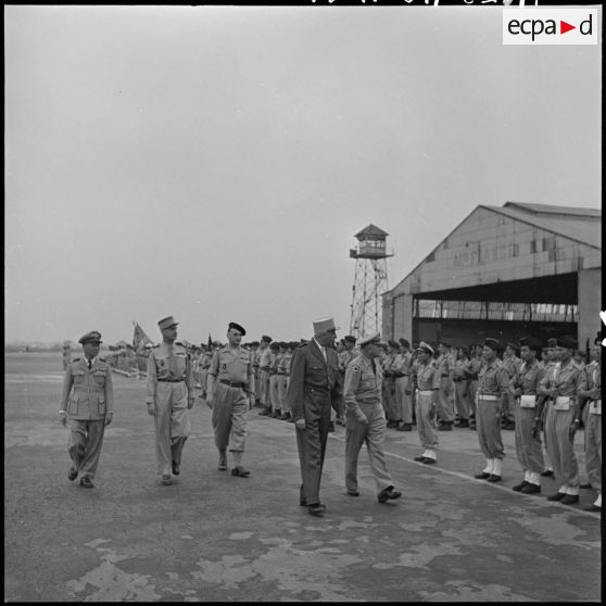 Le général O'Daniel et le général de Linarès passent les troupes en revue.