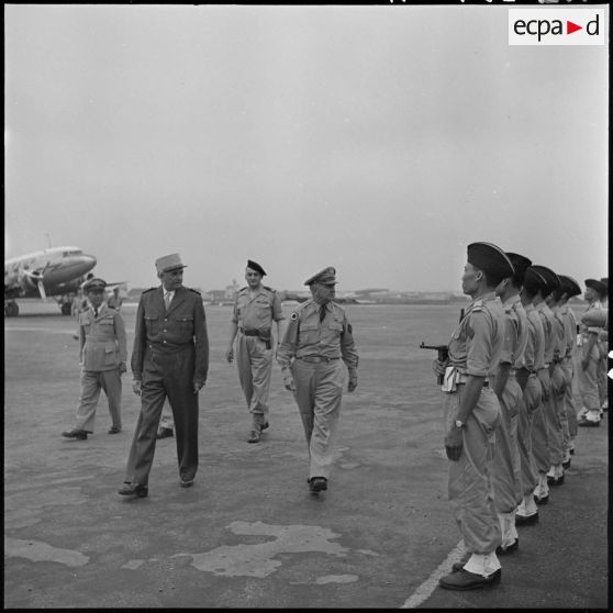 Le général O'Daniel et le général de Linarès passent les troupes en revue.