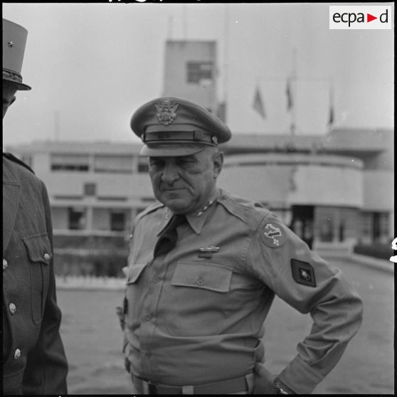 Le général O'Daniel à son arrivée à Hanoï.
