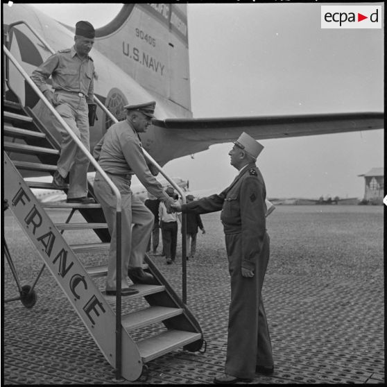 Le général O'Daniel serre la main du général de Linarès lors de son arrivée à Hanoï.