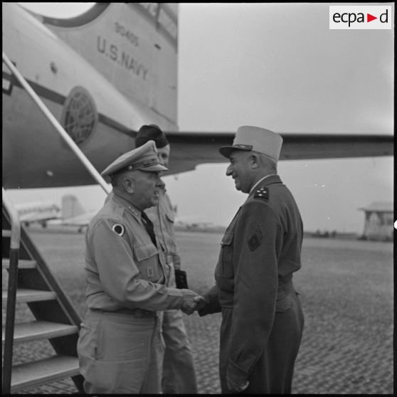 Le général O'Daniel serre la main du général de Linarès lors de son arrivée à Hanoï.