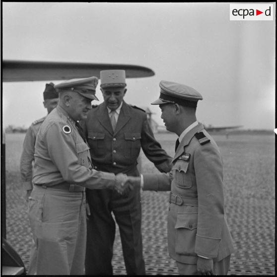 Le général O'Daniel salue le colonel Van lors de son arrivée à Hanoï.