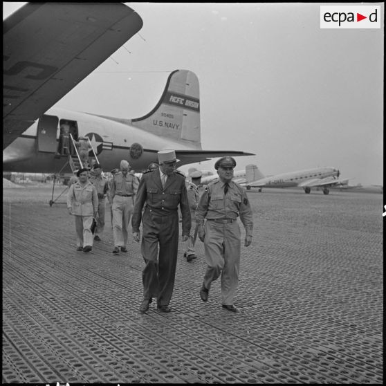 Le général O'Daniel et le général de Linarès sur le tarmac d'un aéroport.