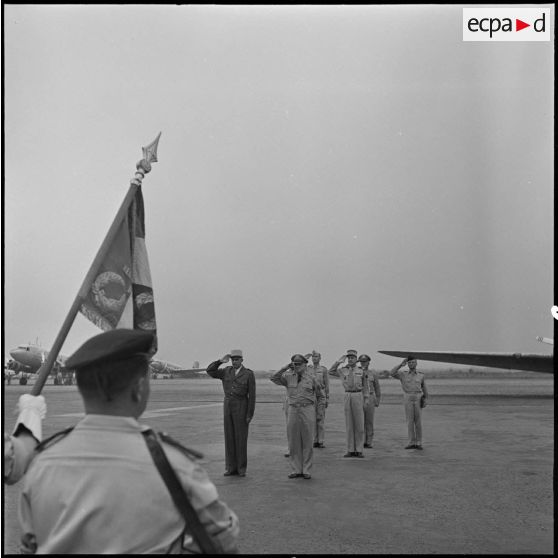 Le général O'Daniel et le général de Linarès saluent les drapeaux.