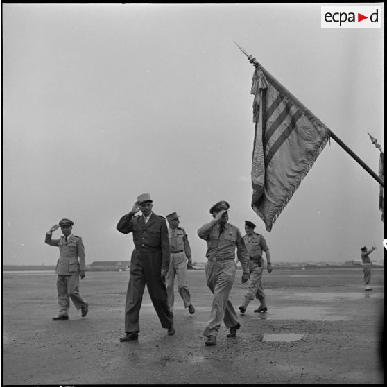 Le général O'Daniel et le général de Linarès saluent.