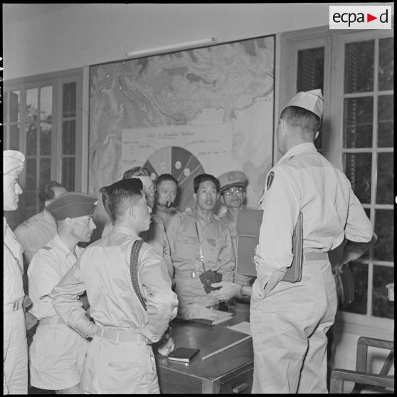 Officiers coréens et américains à Hanoï.