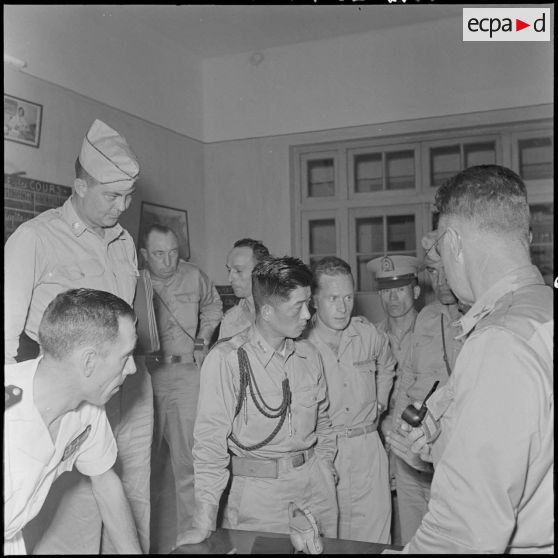 Officiers coréens et américains à Hanoï.