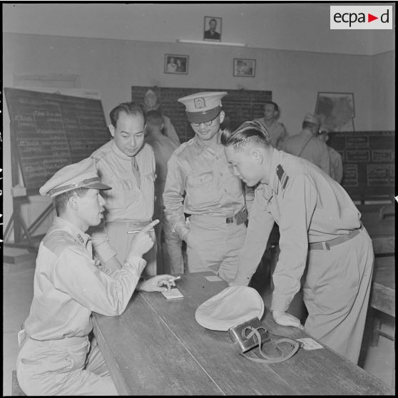 Officiers coréens à Hanoï.