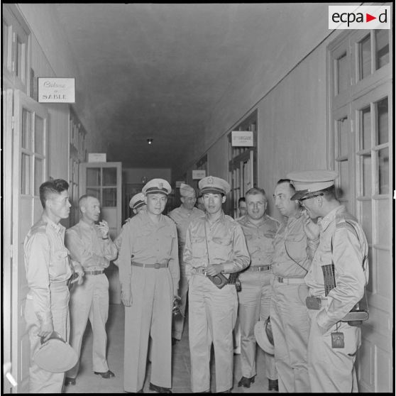 Officiers vietnamiens, coréens et américains à Hanoï.