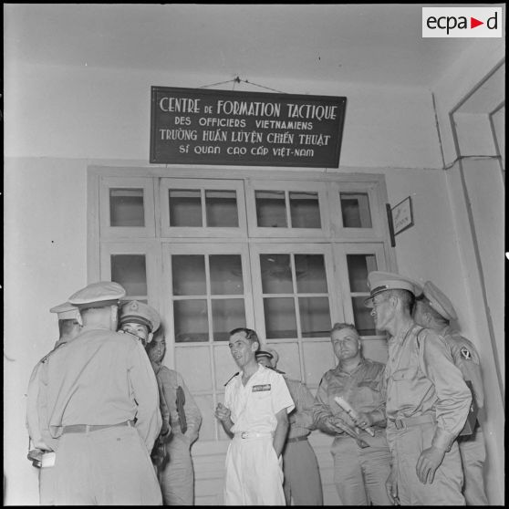 Officiers coréens et américains au Centre de formation tactique des officiers vietnamiens à Hanoï.