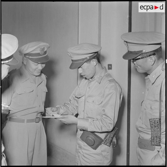Un officier de l'Armée nationale du Vietnam et des officiers coréens à Hanoï.