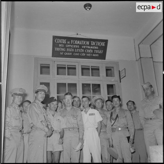 Officiers coréens et américains au Centre de formation tactique des officiers vietnamiens à Hanoï.