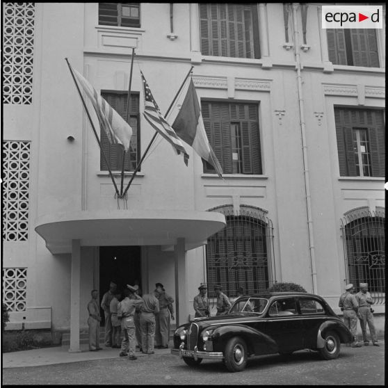 Officiers coréens et américains à Hanoï.