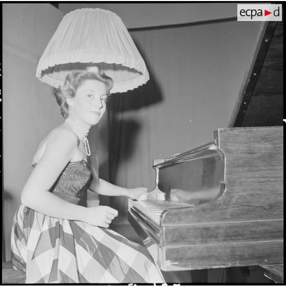 Mme Germaine Mounier lors d'un récital de piano au théâtre municipal d'Hanoï.