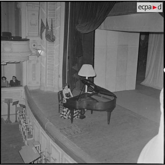 Mme Germaine Mounier lors d'un récital de piano au théâtre municipal d'Hanoï.