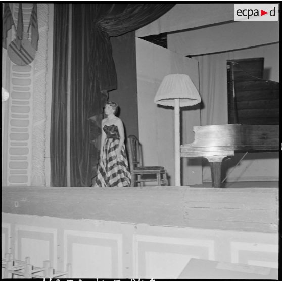 Mme Germaine Mounier lors d'un récital de piano au théâtre municipal d'Hanoï.