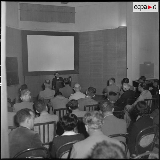 M. Filliozat pendant sa conférence au musée Louis Finot.