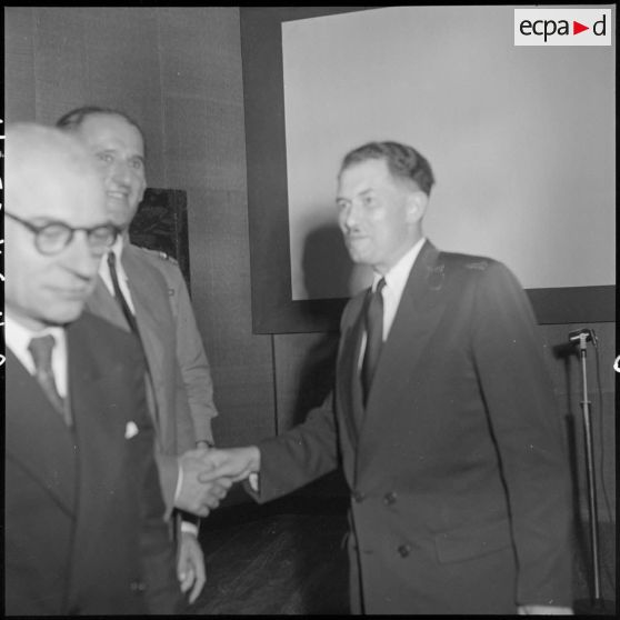 A l'occasion de sa conférence au musée Louis Finot, M. Filliozat serre la main de M. Pierre Huard, doyen de l'université.