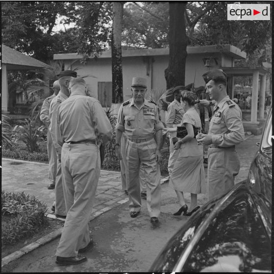 Le général Salan et Madame Salan à l'hôpital militaire Lanessan.