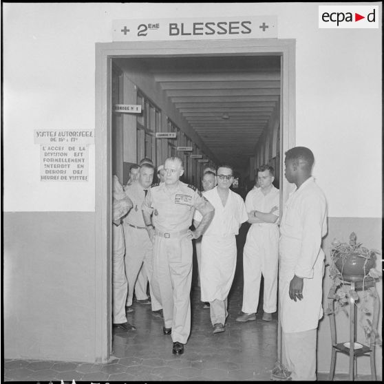 Le général Salan rend visite aux blessés à l'hôpital militaire Lanessan.