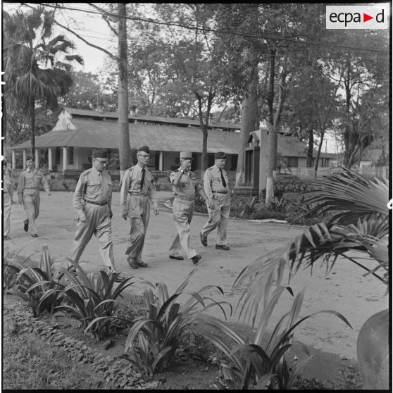 Le général Salan à l'hôpital militaire Lanessan.