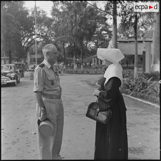 Le général Salan à l'hôpital militaire Lanessan.