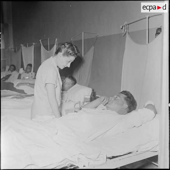 Madame Salan au chevet d'un blessé à l'hôpital militaire Lanessan.