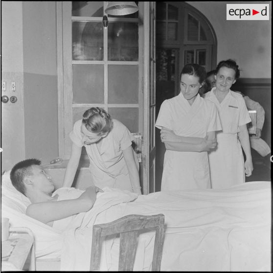 Madame Salan au chevet d'un blessé à l'hôpital militaire Lanessan.