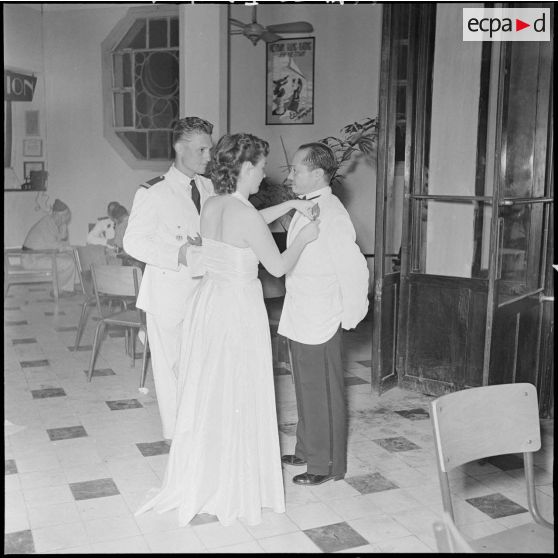 Vendeuse de muguet décorant la veste de M. Bo Quang Giai, maire d'Hanoï.