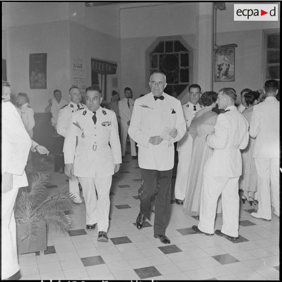 Le général de Linarès et le colonel Cornuault sont présents à la soirée dansante organisée à l'hôtel Splendid.