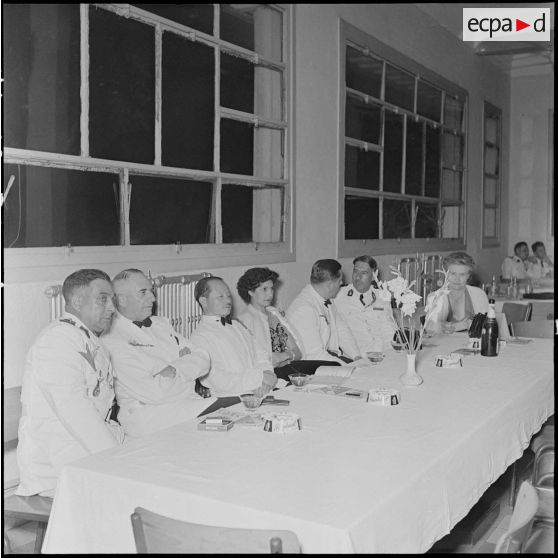 La table officielle de la soirée dansante organisée à l'hôtel Splendid.