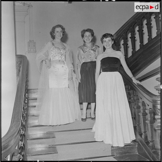 Trois femmes participant à la soirée dansante organisée à l'hôtel Splendid.