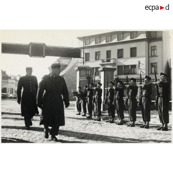 Adieux du colonel Pomes.