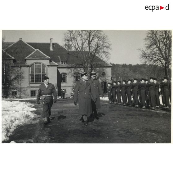 Adieux du colonel Pomes.