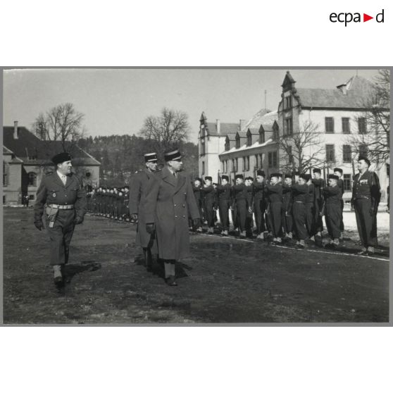 Adieux du colonel Pomes.