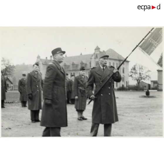 Remise du drapeau aux anciens du CEFEO (Corps expéditionnaire français en Extrême-Orient).