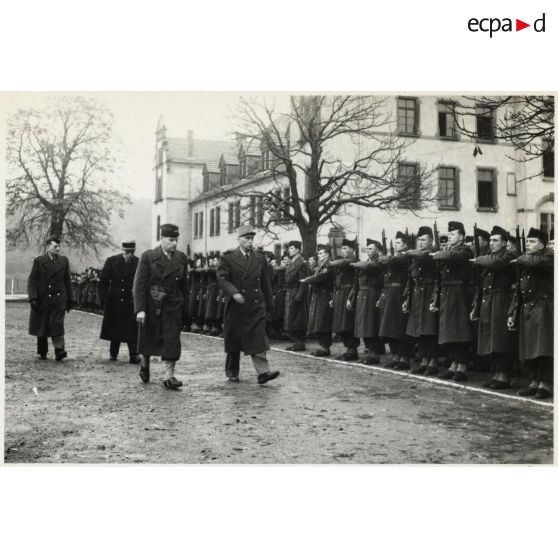 Remise du drapeau aux anciens du CEFEO (Corps expéditionnaire français en Extrême-Orient).