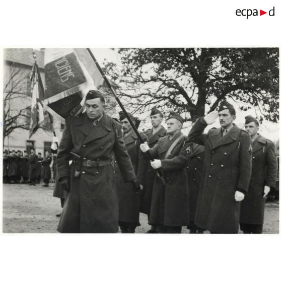 Remise du drapeau aux anciens du CEFEO (Corps expéditionnaire français en Extrême-Orient).