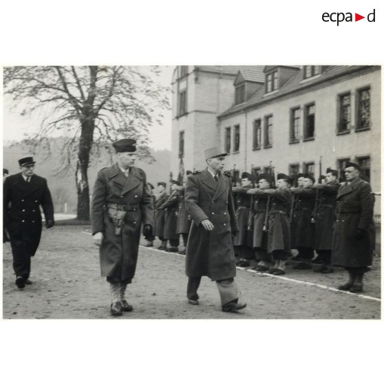 Remise du drapeau aux anciens du CEFEO (Corps expéditionnaire français en Extrême-Orient).