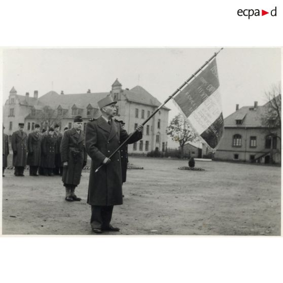 Remise du drapeau aux anciens du CEFEO (Corps expéditionnaire français en Extrême-Orient).