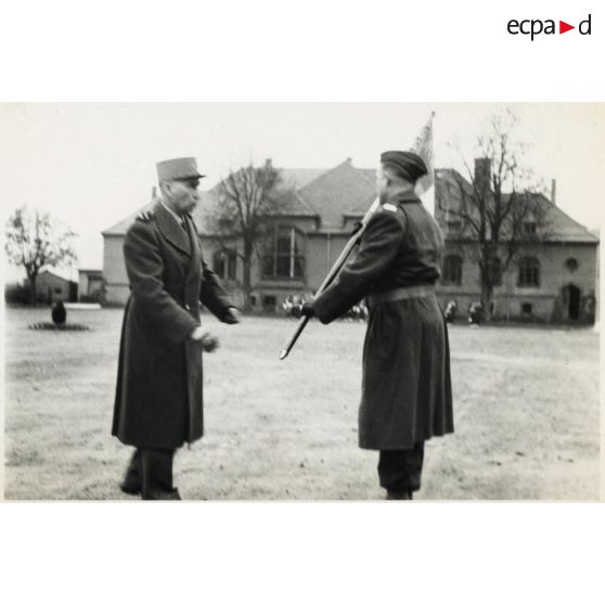 Remise du drapeau aux anciens du CEFEO (Corps expéditionnaire français en Extrême-Orient).