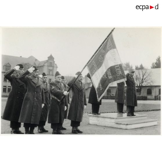 Remise du drapeau aux anciens du CEFEO (Corps expéditionnaire français en Extrême-Orient).