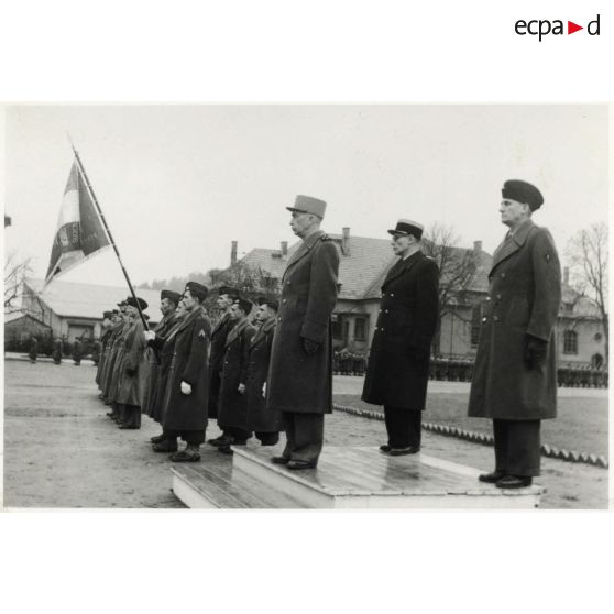 Remise du drapeau aux anciens du CEFEO (Corps expéditionnaire français en Extrême-Orient).