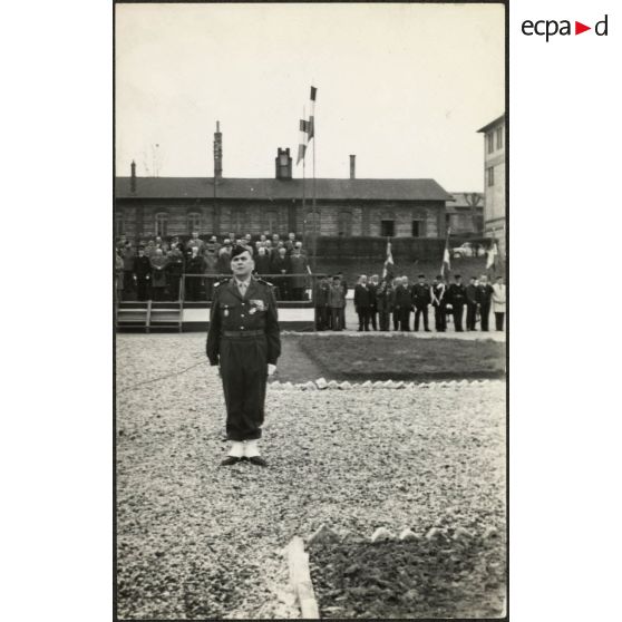 Prise d'armes au quartier Rabier à Sarrebourg à l'occasion de la prise de commandement du colonel Kaysen, commandant le centre d'instruction du 37e régiment d'infanterie (CI/37e RI).