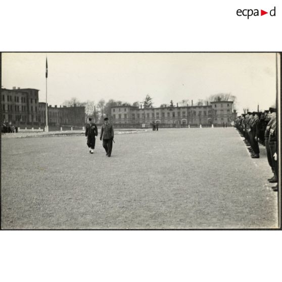 Prise d'armes au quartier Rabier à Sarrebourg à l'occasion de la prise de commandement du colonel Kaysen, commandant le centre d'instruction du 37e régiment d'infanterie (CI/37e RI).