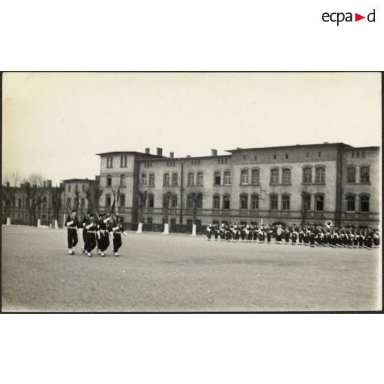 Prise d'armes au quartier Rabier à Sarrebourg à l'occasion de la prise de commandement du colonel Kaysen, commandant le centre d'instruction du 37e régiment d'infanterie (CI/37e RI).